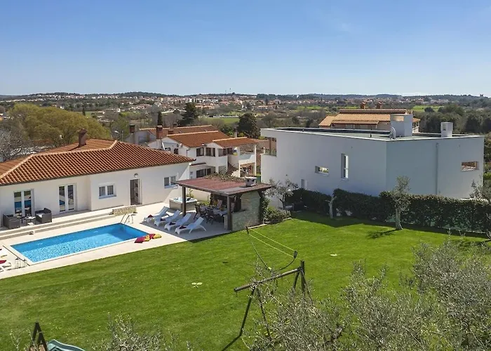 Villa In With Swimming Pool Póla