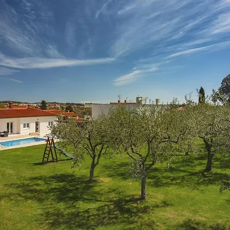 In Pula With Swimming Pool Willa Štinjan