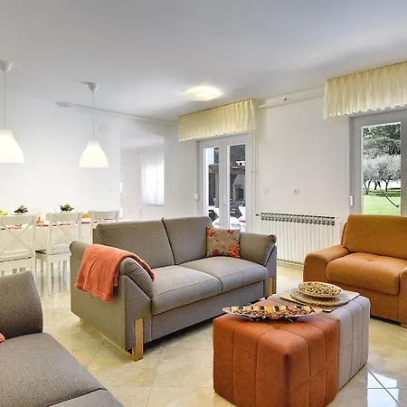 Willa In Pula With Swimming Pool *