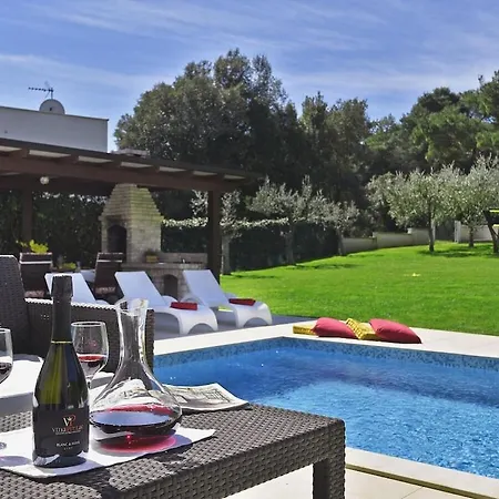 فيلة In With Swimming Pool